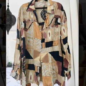  - Skjorta köpt second hand i Amsterdam, väldigt relaxed passform. Passar S-L beroende på hur man vill att den ska sitta.   Finns att hämta i Hammarbyhöjden, Stockholm eller skickas mot porto.