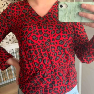  - En peplum-leo-blus köpt från Nelly, trekvart armar. Blusen faller jättefint. Tvättas och stryks innan säljs.