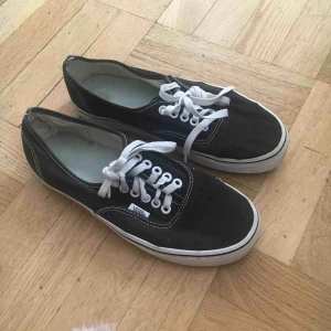  - Vans! Storlek 39, bra begagnat skick :) Har bytt sula!
