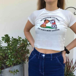 - Världens gulligaste lilla croptop köpt i en vintage butik utomlands, tror kanske Nya Zealand🌈 