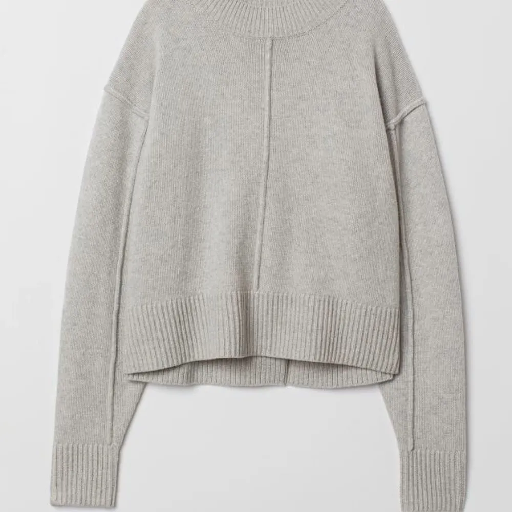 Sjukt fin stickad tröja från H&M Premium Quality som jag älskar men som jag tyvärr tröttnat lite på. Köpt i höstas för 599 kr, hoppas nån vill ge den mer kärlek ❣️ 95% ull 5% kashmir . Stickat.