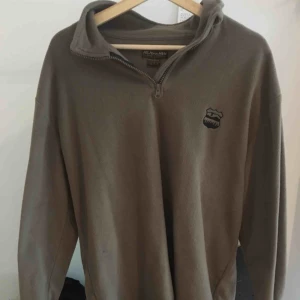  - Mysig fleece från märket Atlas, köpt i Berlin på Humana. Jätteskön på vintern men också på sena sommarkvällar. I en grå/beige/grön färg. Den är inte så stor för sin storlek, går lätt att stoppa in i byxorna för en 90-tals look! Möts upp i Stockholm