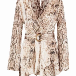  - Superfin jumpsuit i orm mönster från boohoo! Är för lång för den så den sitter inte bra alls :(( (är 172cm)  Endast testad 🥰 kan skicka egna bilder om de önskas! 