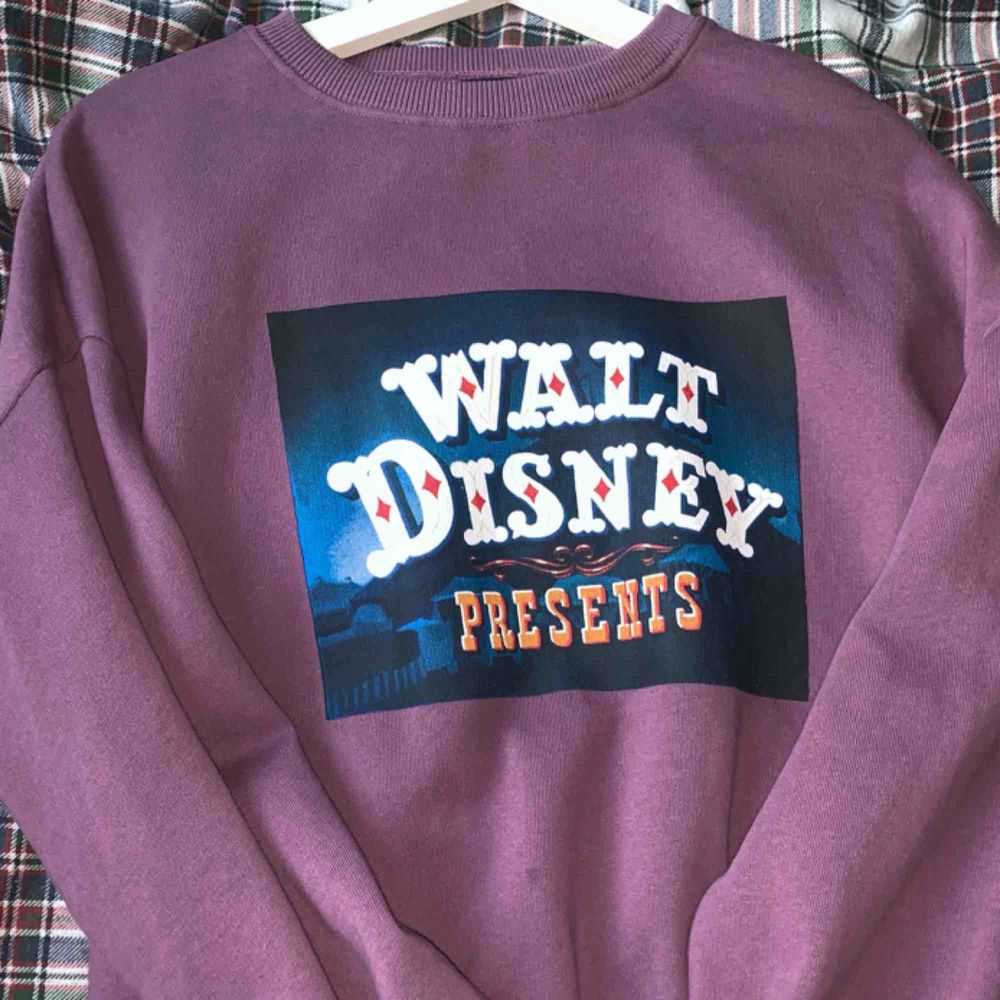 En lila Walt Disney tröja (dumbo). Använd fåtal gånger. Väldigt bekväm. Passar xs-m beroende på hur man vill att den ska sitta. Köpare står för frakt 💜. Huvtröjor & Träningströjor.