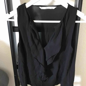  - Svart blus. Aldrig använd. Frakt tillkommer 