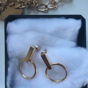  - Fina örhängen🦋 Fingret är där för skala 