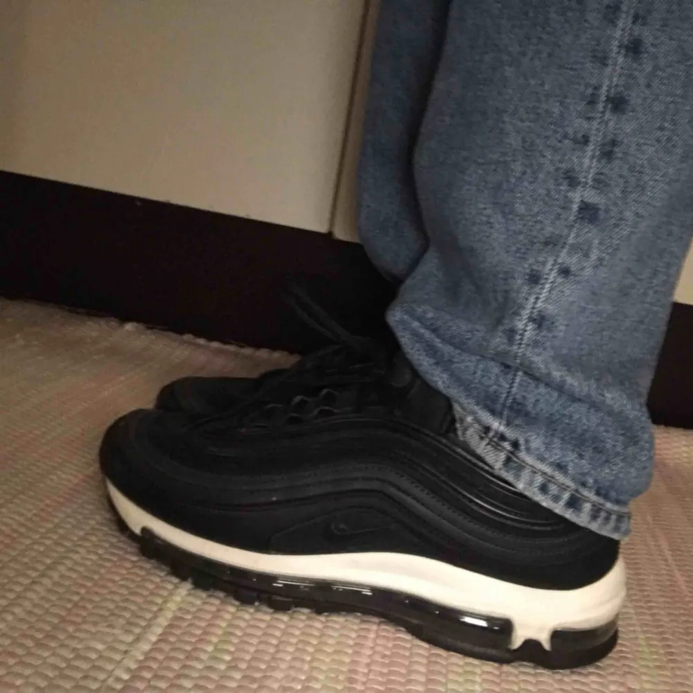 Nike air max 97 svarta i storlek 40,5. Brukar vanligtvis ha storlek 38-39 men fick gå upp i storleken i denna modell. Använda 3 gånger så skorna är inprincip i helt nyskick. Kostade 1900kr när jag köpte dem för ca 1 månad sen. Frakt ingår i priset!. Skor.