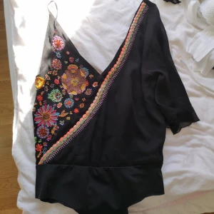  - Oanvänd topp/body från zara. Väldigt cool och unik! 