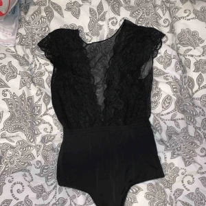  - Svart spets body i storlek XS från veromoda. Använt fåtal gånger. Pris ej inklusive frakt.