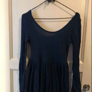  - Snygg klänning, aldrig använd. Från Nelly.  Kan mötas i Simrishamn annars står köparen för frakten. 