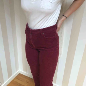  - Säljer vinröda manschetter byxor för att det aldrig kom till användning, kan frakta eller mötas upp. 