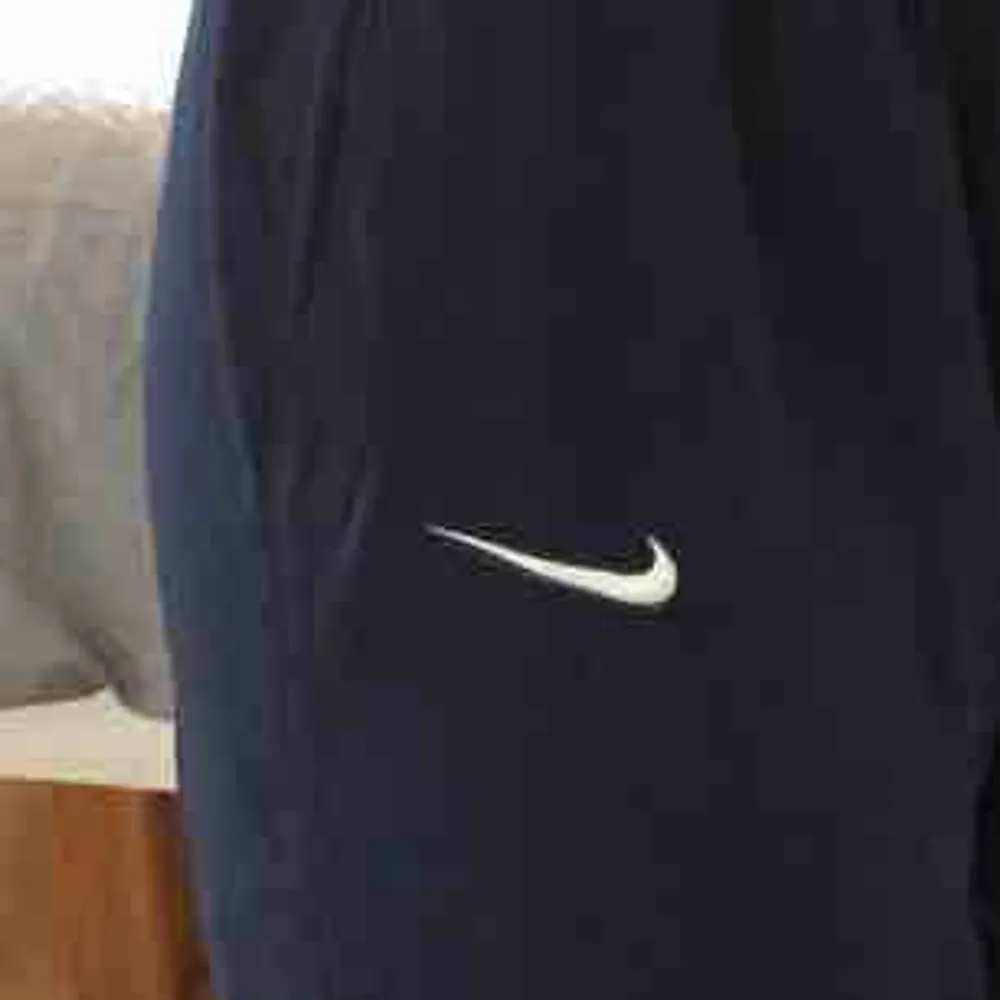 Nike byxor, (har en lite mörkare del på insidan av benen som inte syns på bilden) möter upp i Stockholm eller skickas då köparen betalar för frakt:). Jeans & Byxor.