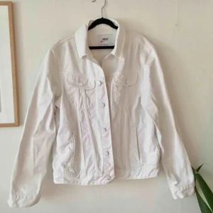  - Fräsch vit jeansjacka, helt oanvänd. Är en Herr M men funkar även som Dam L. Perfekt till sommaren.  Finns att hämta i Hammarbyhöjden, Stockholm eller skickas mot betalning.