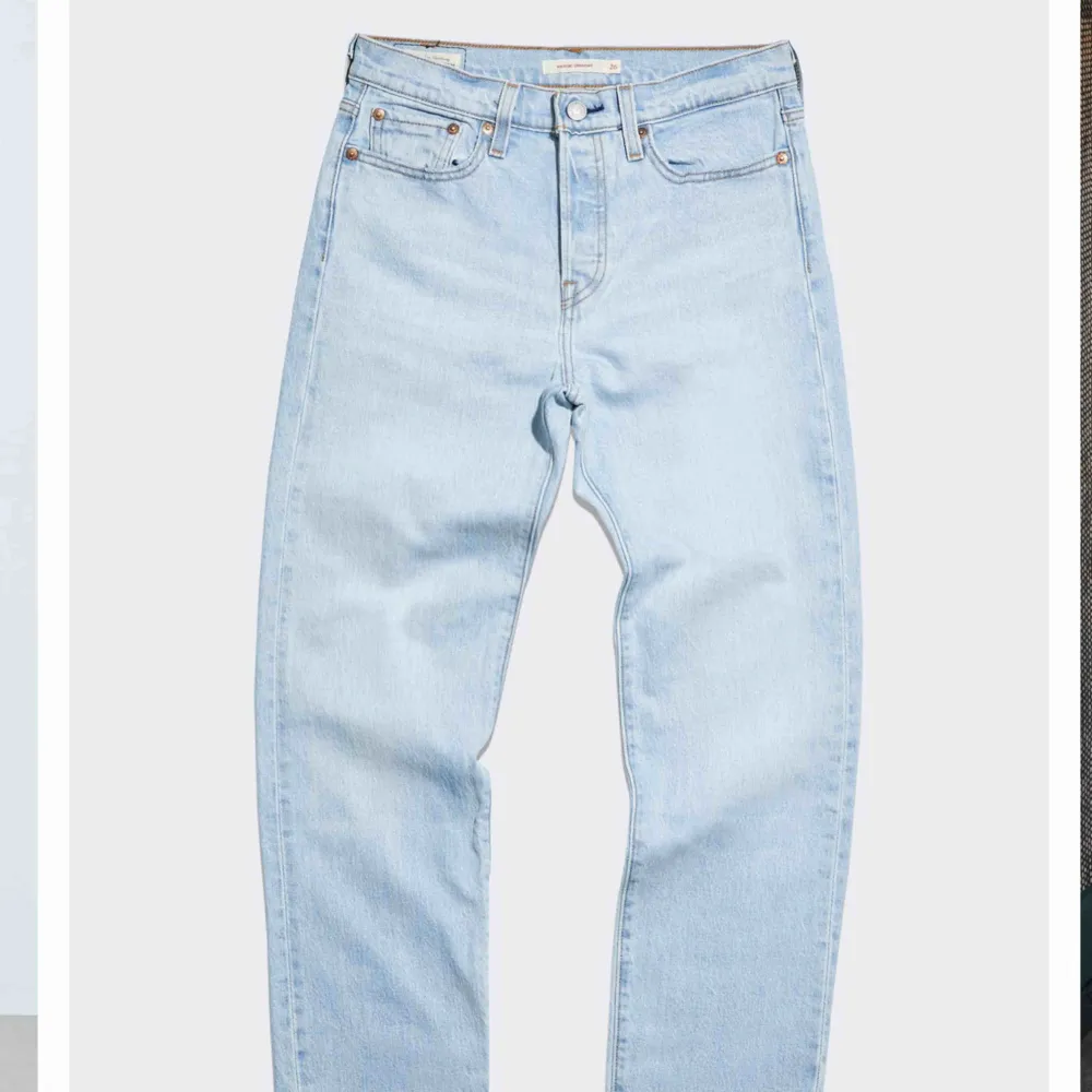 ”Wedgie straight” jeans från levi’s. Super snygga men har inte fått användning av de. Storlek: W25 L28. Köparen står för frakt, 79kr 🥰 obs!! sömmen är avklippt i benslutet (se sista bild)  . Jeans & Byxor.