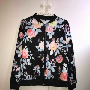  - Blommig vårjacka/kofta, väldigt tunn men perfekt på sommaren. Storlek M men passar S, då jag själv har S i det mesta. Aldrig använd. Köparen står för frakt, kan mötas upp i Lund/Malmö 
