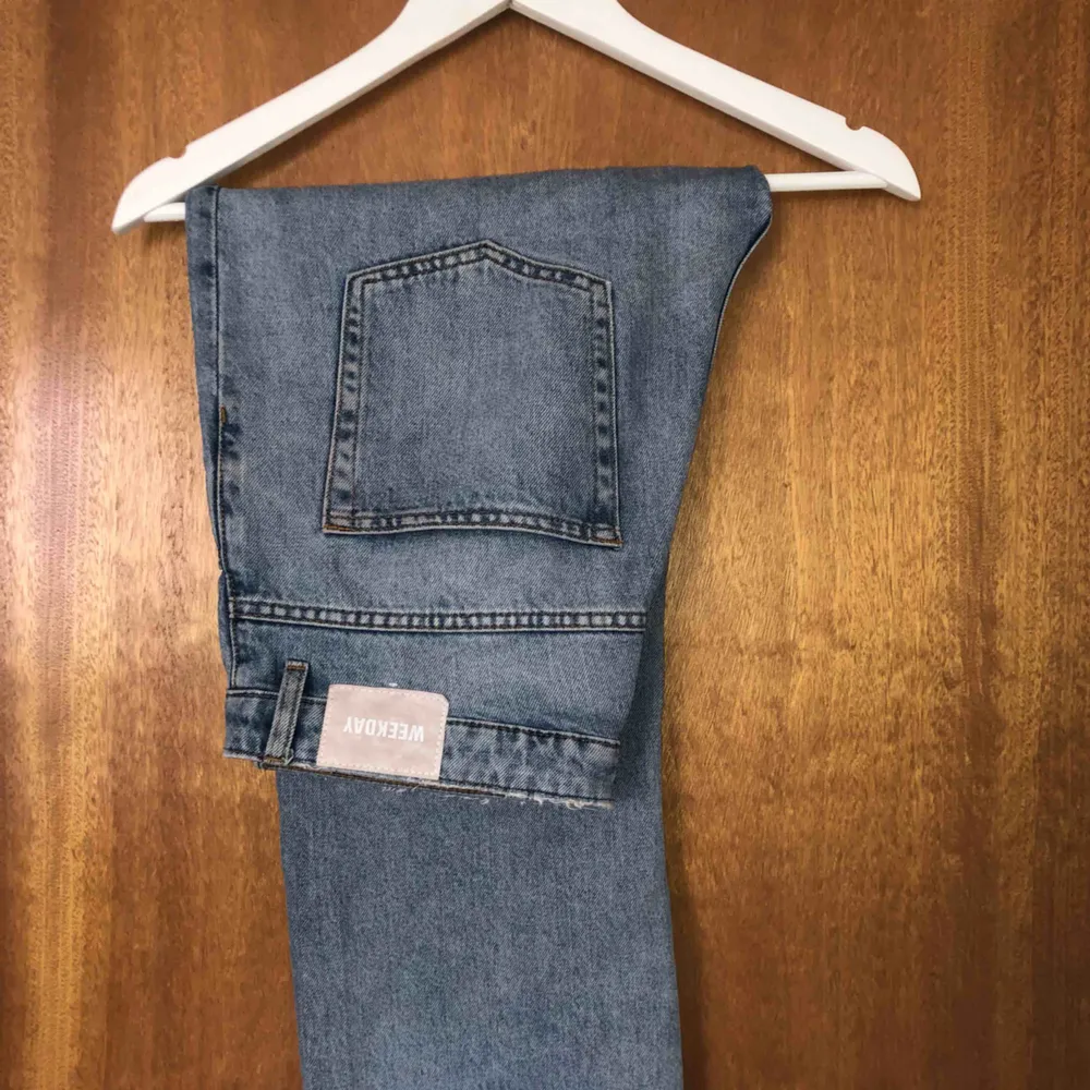 Weekday jeans storlek 28 i modellen ”VOYAGE” (färgen spring blue). Avklippta vid längst ned, blir ungefär ankelbyxor på mig som är 167.   Frakt: 59kr. Jeans & Byxor.