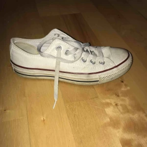  - Ett par låga vita converse i storlek 37! Dom är i väldigt bra skick!!💕