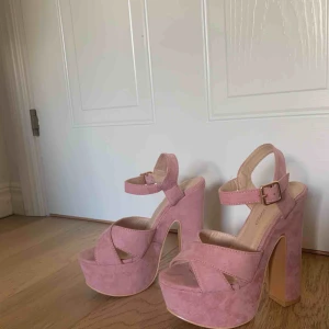  - Rosa klackar köpta i Spanien, aldrig använda. Fraktkostnad tillkommer.