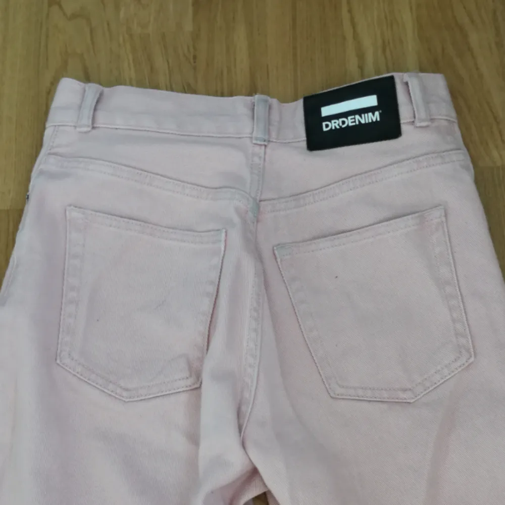 Snygga rosa jeans från dr denim! Köpta på carlings för ca 1 år sedan. Har endast blivit använda omkring 5 gånger. Lite mom Jean fit, säljer då de inte kommit till användning. Skicka DM för mer bilder🥰🥰. Jeans & Byxor.
