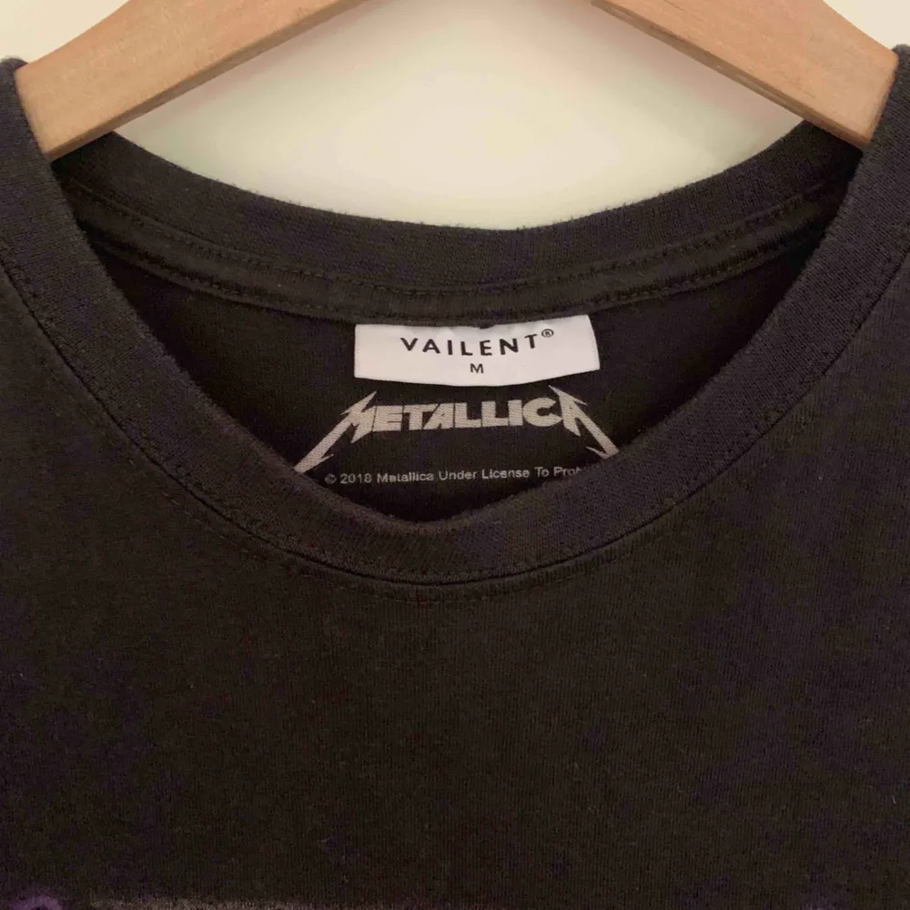 Älskad Metallica-tröja från Carlings köpt för 400kr! Den är grå och lite sliten i trycket från början - alltså inte urtvättad!  En riktig favorit som sällan kommit till användning söker nytt hem 🥰 pruta på. T-shirts.