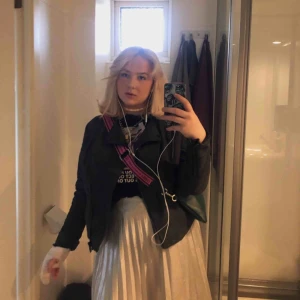  - Såååå himla fin knälång kjol i den ballaste silvriga färgen!!  Klippt av den själv så kanten längst ner kan va aningen ojämn!! Men annars i perfekt skick. Säljer då den e lite liten på mig!!  