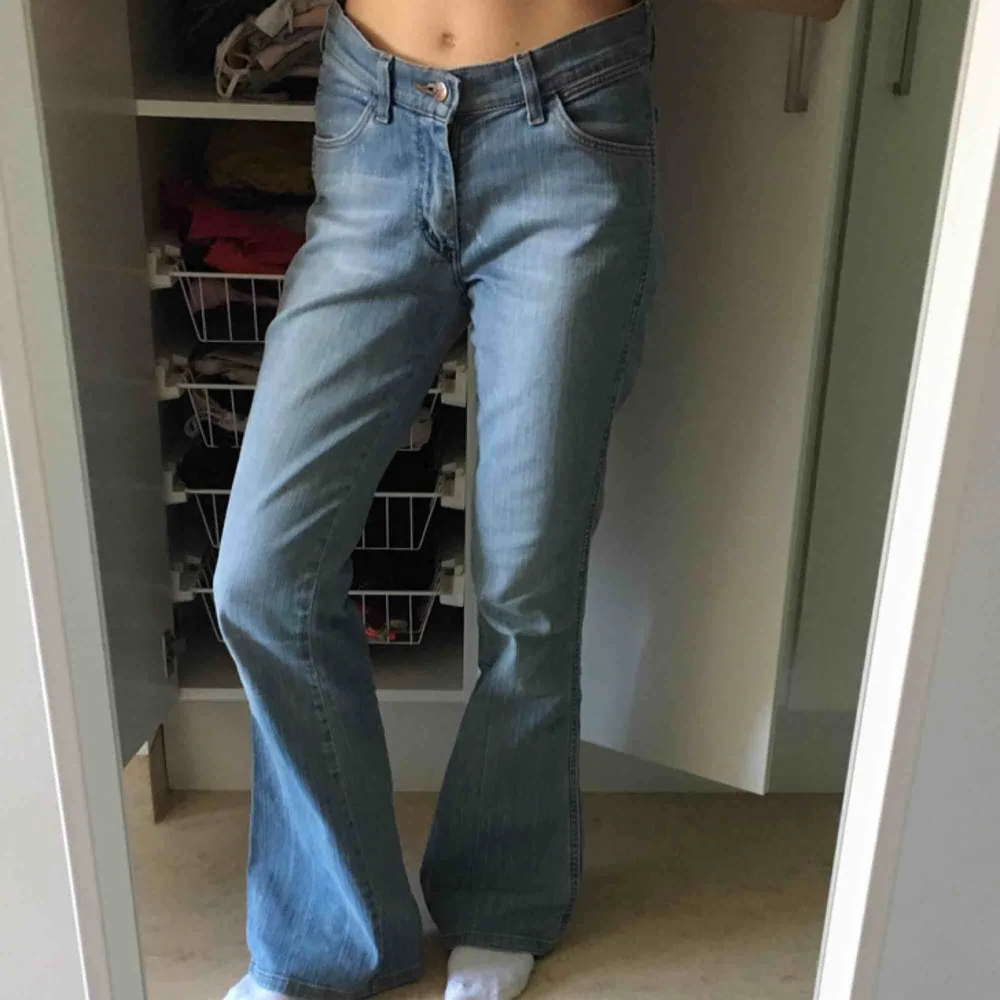 Jättefina utsvängda jeans från Wrangler.. Jeans & Byxor.