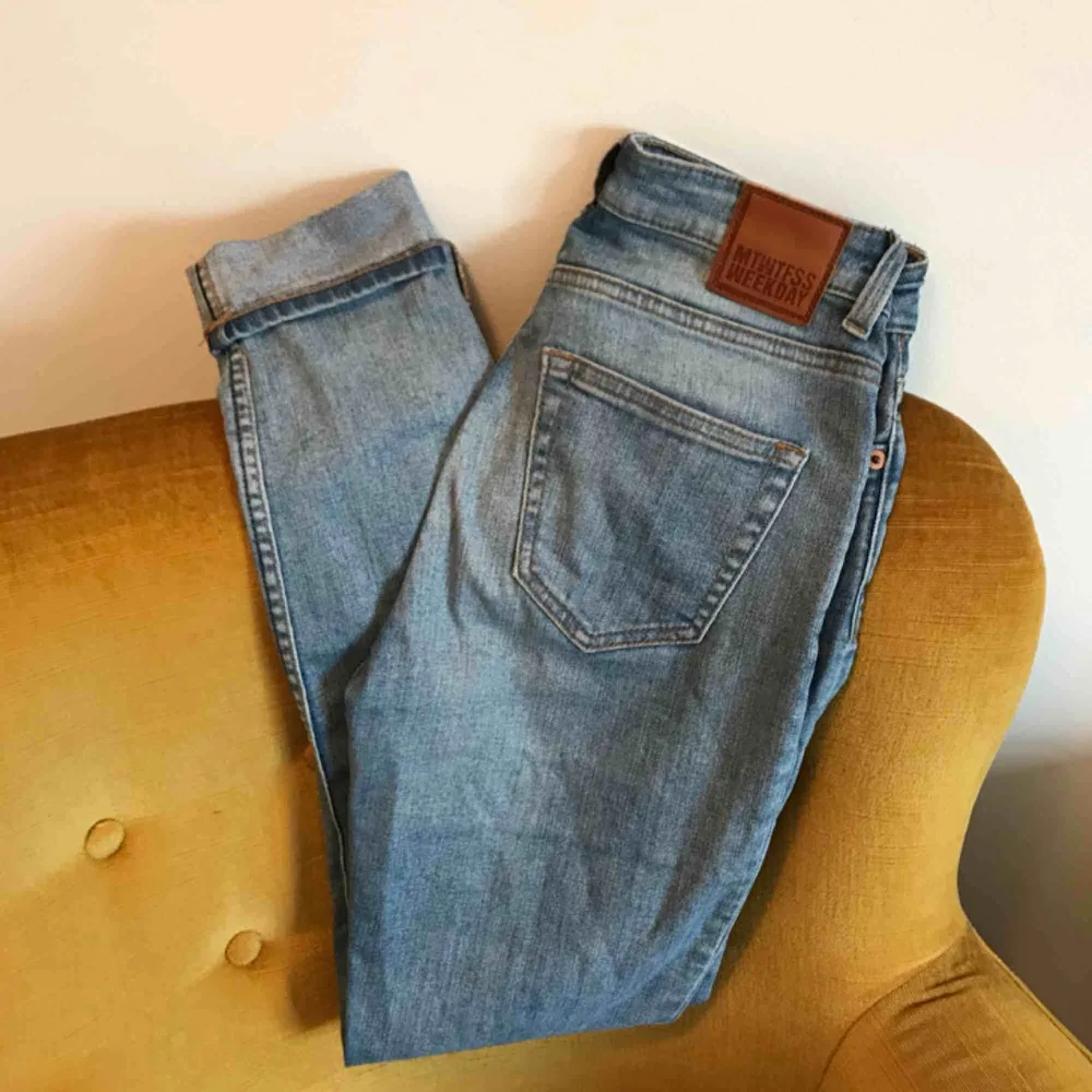 Jeans från Weekday i modellen Thursday💙 Storlek 26/30 men upplagda i benen cirka 5cm. Färgen stämmer bäst överens med sista bilden. Frakt 36kr💌. Jeans & Byxor.