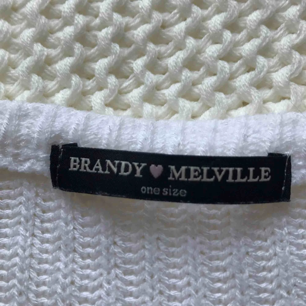 Vit stickad tröja från Brandy Melville!! Välanvänd men i fint skick!! Köpare står för frakt!  . Stickat.