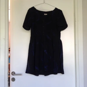 Söt klänning från Weekday som tyvärr blivit för kort för mig (är 1,75) - Söt klänning från Weekday som tyvärr blivit för kort för mig (är 1,75)