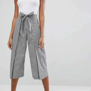 - Vida gingham byxor från monki, storlek S. Knytning fram. Tillhör set med matchande skjorta!  👡👟👢👝