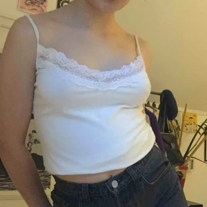  - Säljer detta super söta 90-tals inspirerade toppen, super duper söt och toppen till sommarn❤️