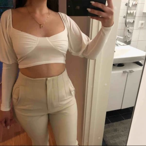  - Toppen har ingen storlek, men jag skulle säga att den är en XS-S, köpt på MissyEmpire. Aldrig använd. 🌸