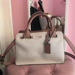  - Rosa-vit GUESS väska med mycket bra utrymme och riktigt cool nypris ungefär 1000