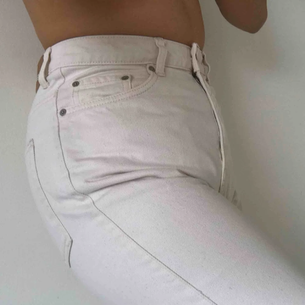 Beiga Weekday jeans i modellen Row, säljer de för att jag inte tycker att Row modellen sitter fint på mig. Har klippt i de för att de var för långa för mig. Frakt ingår ej 😇. Jeans & Byxor.