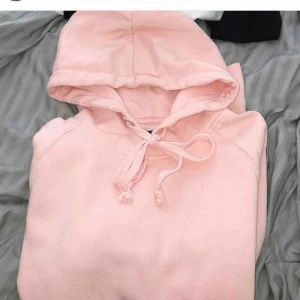  - Jättefin & skön ljusrosa hoodie! Superfin nu till sommaren! Storlek M men sitter superbra (enligt mig) på mig som har S vanligtvis. Frakt inkluderad! 