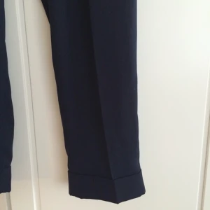 Sköna kostymbyxor. pressväck och slag. Lösa i modellen. Smalnar av nedtill. Bra skick!  - Sköna kostymbyxor. pressväck och slag. Lösa i modellen. Smalnar av nedtill. Bra skick! 