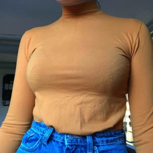  - Orange polo body, stretchigt material så passar även M. Frakt tillkommer🥰