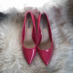  - Neonrosa klackskor!