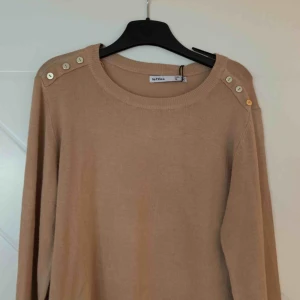 - LjusBrun snygg stickad tröja aldrig använd! 