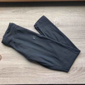  - Väldigt sköna träningstights från Adidas - climate. Storlek är XS på tightsen men eftersom de är så stretchiga passar det också på en S utan att för den delen klämma åt! 