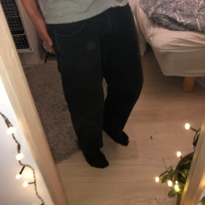 Svarta baggy jeans - Ett par svarta baggy jeans. De har växt ur mig och jag säljer dem därför. Väldigt retro vintage 90s skate. Strl W36 L32 men avklippta så L ca 30. 