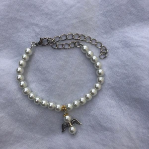 Armband  - Armband gjort med aliminiumtråd, vita vaxade glaspärlor och en fin ängel 🤍👼🏼 Längsta längd: 25 cm  Kortaste längd: 16 cm  Pris: 69 kr Frakt: 11 kr  Kontakta mig vid intresse!  Bör ej komma i kontakt med vatten! 