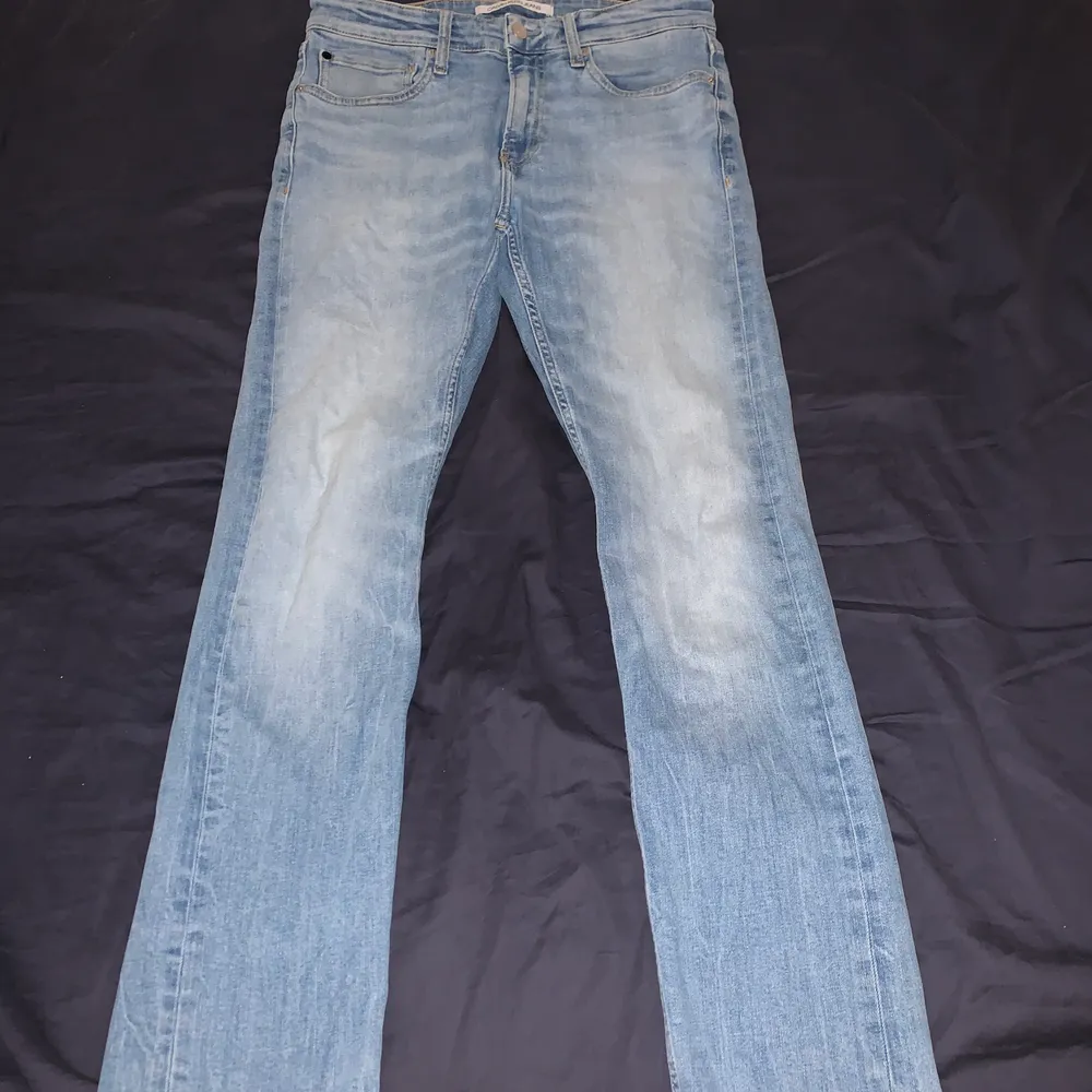 Slimfit Jenas från Calvin Klein i storlek 30x32 köptes för 1000kr säljes för 200kr . Jeans & Byxor.