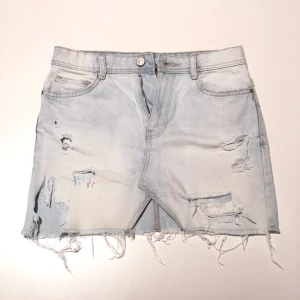 Blå jeanskjol men slitningar  - Blå jeanskjol med slitningar från Zara 🐚 Hål både fram och bak, notera att det är hål i backfickan! Storlek Xs 🌸 60kr + frakt