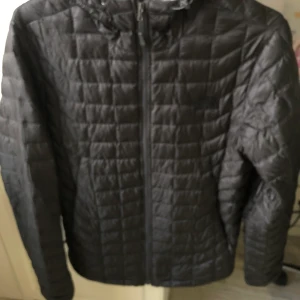 North face jacka - Knappt anvönt. Säljer pga storleken är för liten. Köparen står för frakt☺️