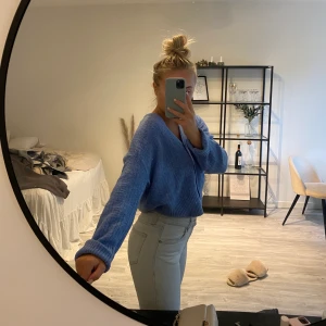 Tröja - Säljer denna supermysiga stickade blåa tröja/kofta. Går att styla och använda på många sätt. Aldrig använd. Frakt tillkommer!💙Bud i kommentarer!