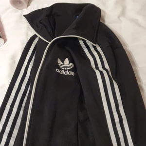 Adidas originals kofta/jacka strl M - nypris 700kr. den är lite använd men inga skador. kan nå ner i pris:)