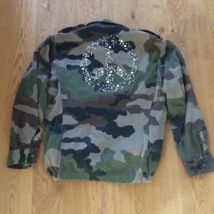  - Snygg oversize militärjacka. Inte mycket använd. Fraktar och har svisch! 