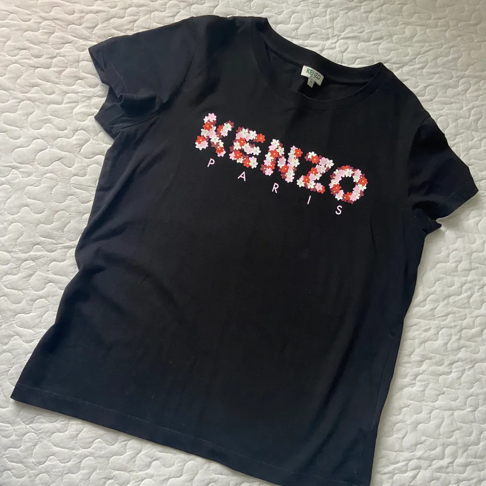 Fin t-shirt från Kenzo som typ aldrig är använd mer än provad. Kommer inte till användning längre!🌸 köptes för några år sedan för 900kr, säljer för 300kr!. T-shirts.