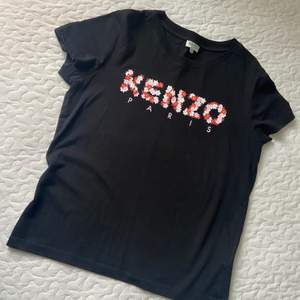 Fin t-shirt från Kenzo som typ aldrig är använd mer än provad. Kommer inte till användning längre!🌸 köptes för några år sedan för 900kr, säljer för 300kr!
